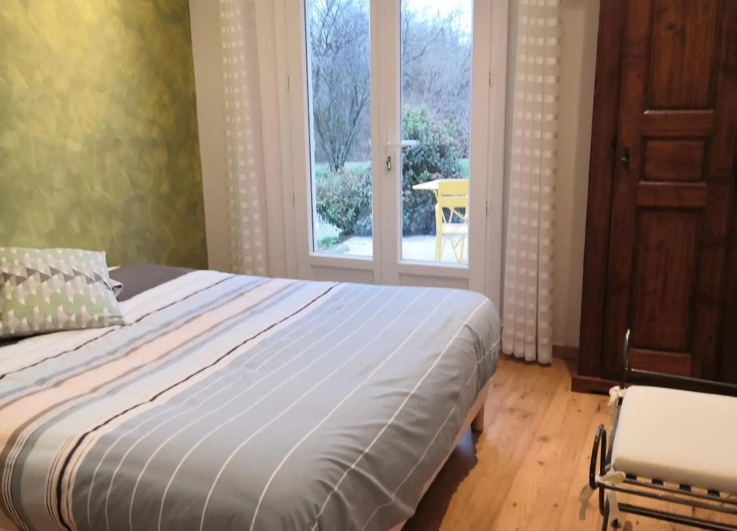 Chambre Avec Entree Independante Dans Un Ecrin De Verdure Dommartin  Séjour chez l'habitant Dommartin (Rhone)